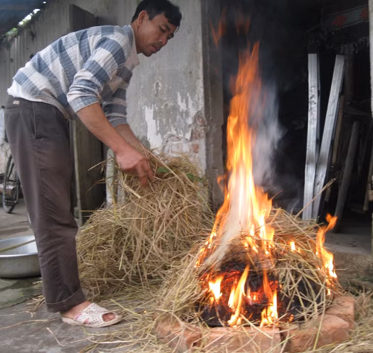 Nếu nghĩ như vậy là có thể thưởng thức đặc sản có 1-0-2 này thì bạn nhầm to. Đây chỉ mới là giai đoạn khởi động mà thôi. Muốn cá chín chắc nịch, thơm lừng và bảo quản được lâu, người dân cần phủ kín chậu bằng lớp chấu, mùn cưa thật dày và đốt âm ỉ suốt 5 -6 giờ.