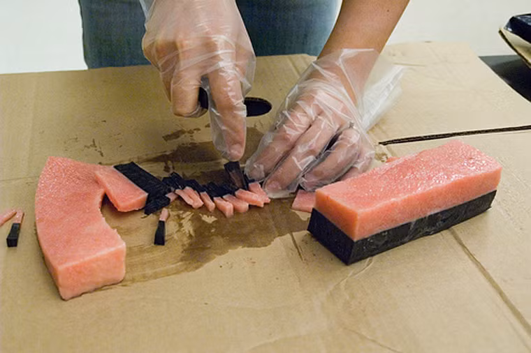 Hiện Muktuk không được ăn sống phổ biến như trước. Người dân thường chế biến thành các món ngon bằng cách chiên, nướng hoặc nấu súp.