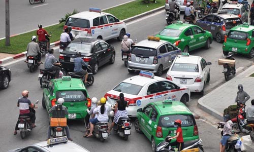 Taxi "bủa vây" ở khu vực đường Liễu Giai và Đào Tấn - trước Lotter Hà Nội để đón trả khách - Ảnh: Quang Thế.