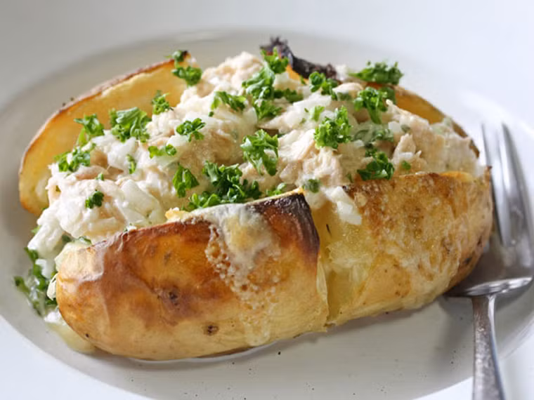 Bánh khoai tây. Sự kết hợp khoai tây và khoai lang sẽ giúp món ăn tăng hương vị hơn nhiều. Cụ thể, khoai tây làm chín được tận dụng làm lớp vỏ, mang lại cảm giác bồn bột đặc trưng. Trong khi đó, khoai lang được nghiền nhỏ, kết hợp với các loại gia vị khác tạo nên vị ngọt nhẹ cùng hương thơm thoang thoảng. Chỉ cần bạn cho một lượng dầu thật ít là món ăn sẽ rất ổn cho sức khỏe.