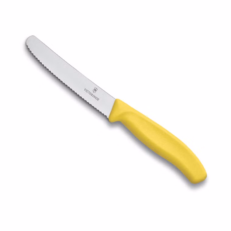 Dùng dao răng cưa cắt lát cà chua. Việc tiện tay dùng lưỡi dao phẳng để cắt khiến cà chua dễ bị chảy nước ra ngoài. Thay vào đó, hãy lựa chọn loại dao với thiết kế răng cưa, chất liệu thép không rỉ sẽ tốt hơn nhiều.