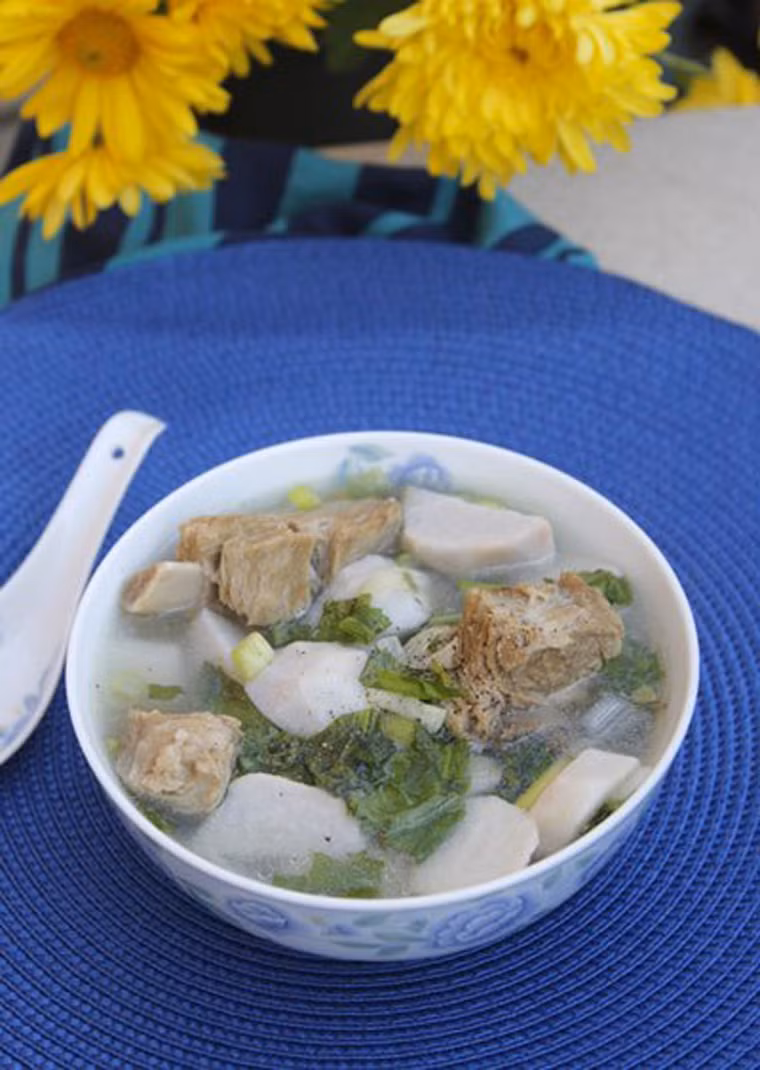 Canh khoai sọ nấu sườn non.