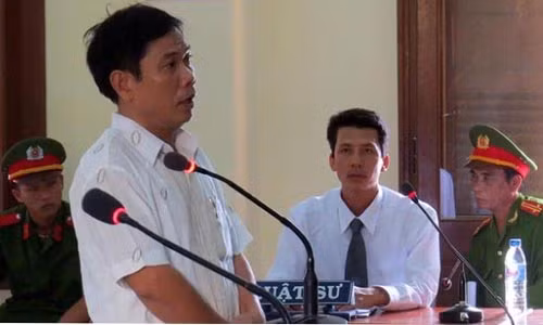 Ông Lê Đức Hoàn đến phiên tòa phúc thẩm vụ án “dùng nhục hình” với tư cách nhân chứng. Ảnh: Duy Thanh.