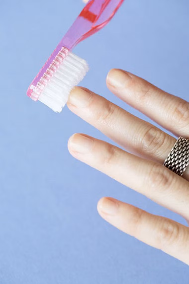 Lúc này, chị em chỉ cần dùng chiếc bàn chải dành cho trẻ em, quết chút kem, làm ẩm rồi chà nhẹ nhàng lên các móng tay. Chú ý, nên lựa chọn lớp kem đánh răng màu trắng sẽ có tác dụng làm sáng tốt hơn so với loại gel màu xanh. Đặc biệt, kết hợp kem đánh răng với baking soda sẽ mang lại hiệu quả hơn hẳn.