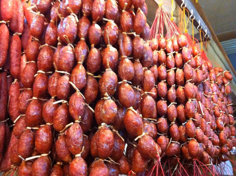  Tung lò mò. Đặc sản "nghe lạ tai, ăn lạ miệng" này chính là lạp xưởng làm từ thịt bò theo ngôn ngữ của người Chăm, An Giang. Nguyên liệu chính để làm tung lò mò là phần thịt bò vụn. Bằng đôi tay khéo léo, người dân loại bỏ gân, mỡ giắt rồi xắt miếng, băm hoặc xay nhỏ sau khi khử mùi bằng hỗn hợp rượu và gừng.