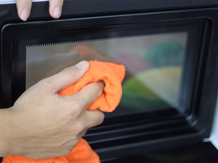 Để làm sạch phần bên ngoài lò, chị em nên dùng giấm cho vào bình xịt, phun rồi lau bằng miếng vải cotton để loại bỏ vết dầu mỡ, vết thực phẩm còn xót lại và dấu vân tay. Giấm cũng có thể làm sạch kính lò, bên trong lẫn bên ngoài cửa.