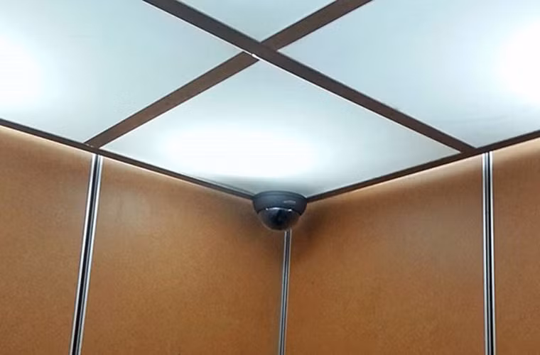 Nếu thang máy có camera, bạn hãy tạo hành động gây chú ý để người quản lý có thể nhìn thấy.