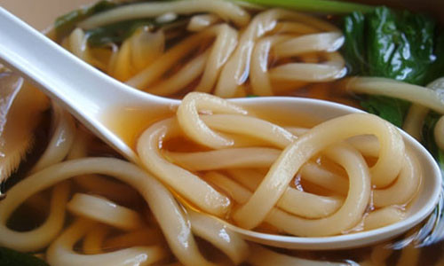 Người ta nêm thuốc phiện vào mì như một mánh lới để lôi kéo khách hàng. Ảnh minh họa.