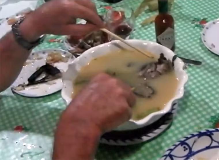 Dơi ăn quả (đảo Guam). Thịt dơi khá phổ biến tại Indonesia, Singapore, Thái Lan và Việt Nam. Người ta có thể chế biến thành nhiều món như nướng, hầm hoặc chiên giòn để tận dụng lượng protein cao trong khi hàm lượng chất béo khá thấp. Tuy nhiên, tại đảo Guam, người dân thưởng thức món dơi sống. Để thưởng thức, dơi được rửa sạch, nhúng nước sôi để loại bỏ phần lông thô ráp rồi đun sôi trước khi thưởng thức với nước cốt dừa và rau xanh.