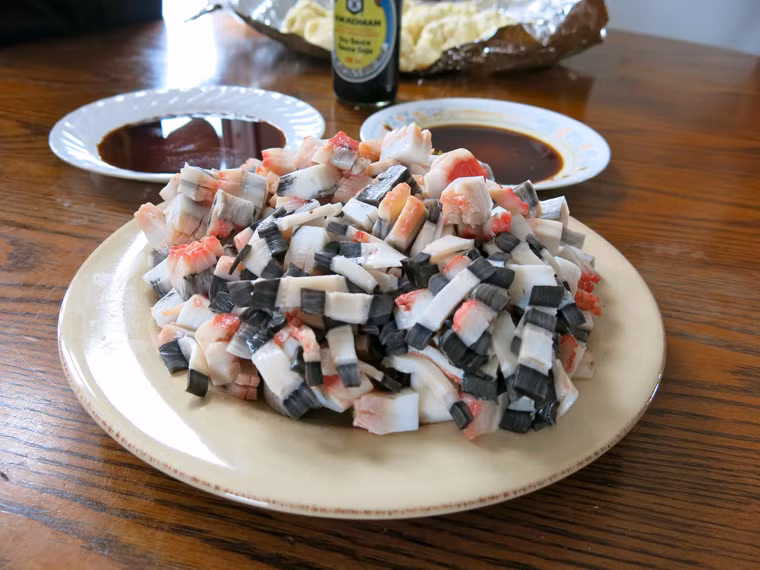 Nhằm dễ dàng thưởng thức, những tảng thịt to được cắt thành từng khúc nhỏ như hạt lựu.