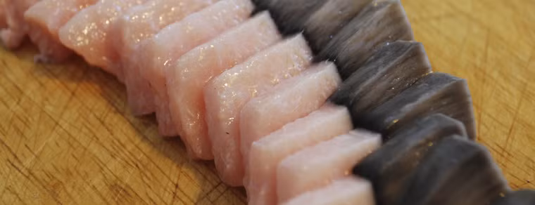 Món ăn được chế biến từ da và mỡ của các loài hải sản như cá voi, cá voi trắng, kỳ lân biển do người dân đánh bắt được.