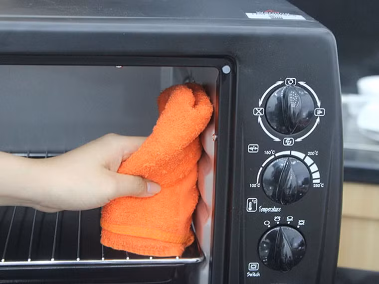 Trước khi thao tác, lắc đều một lượt để dung dịch tạo bọt, đợi chừng vài phút rồi nhẹ nhàng lau bằng khăn ẩm, vết bẩn sẽ nhanh chóng bị xóa sạch.