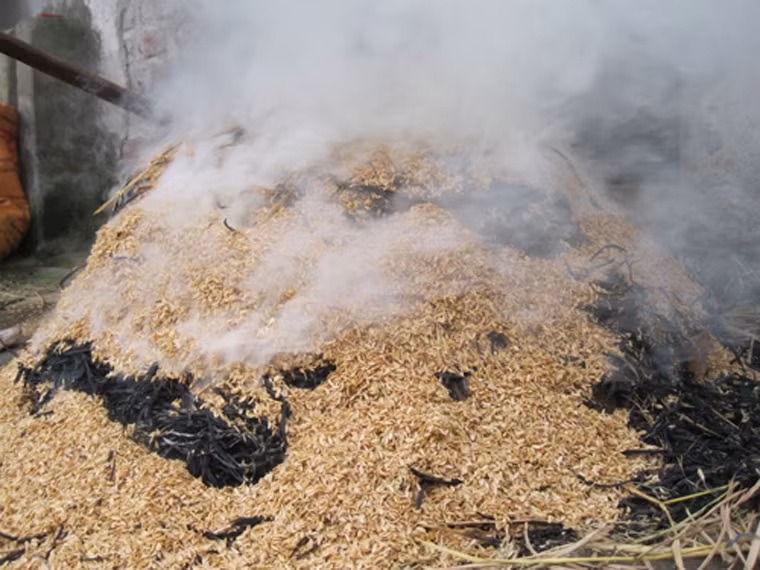 Tiếp đó, đầu bếp lại tỉ mẩn gạt toàn bộ lớp tro tàn rồi dùng kẹp tre mở chậu để lật cá. Tiếp tục nướng âm ỉ thêm 5 – 6 giờ nữa mới thành công.