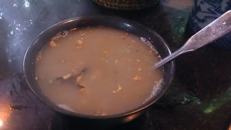 Công đoạn nấu Pịa cũng không hề đơn giản. Đợi đến khi xương bò ninh sùng sục trong nhiều giờ liền cho đến khi nước dùng có đủ vị ngọt và ngậy mới đổ tất các nguyên liệu thịt, sụn và lục phủ ngũ tạng vào nồi. Ruột non được buộc chặt hai đầu, sau đó cắt khúc ngắn, trộn cùng lá rau thơm, bột mắc khén, rau mùi tàu, tỏi ớt… đun sôi chừng một tiếng là được.