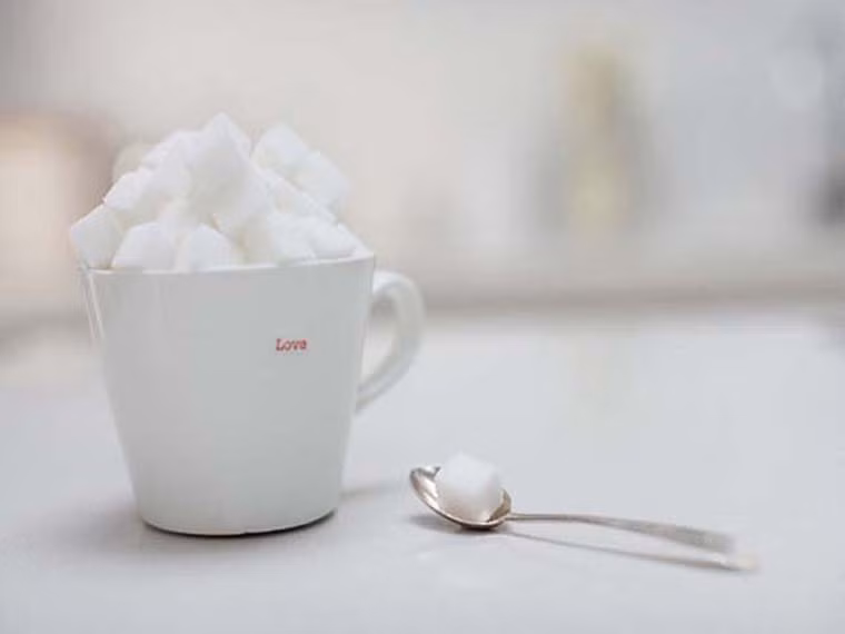 Chất ngọt nhân tạo. Nhiều người tìm đến chúng với mục đích giảm cân song thực chất sử dụng các sản phẩm chứa chất ngọt nhân tạo thường xuyên lại khiến họ tăng cân nhanh, dễ đối diện với nguy cơ ung thư. Chất ngọt nhân tạo cũng không giúp ích nhiều cho những người mắc tiểu đường. Thậm chí, nó còn khiến cơ thể khó kiểm soát lượng đường trong máu; khiến bệnh nhân tiểu đường dễ đối diện với đục thủy tinh thể, các vấn đề về dạ dày.