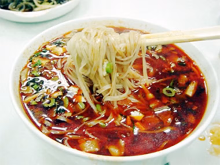 Mì Saozi. Ngoài bánh hấp, mì là một trong những món ăn khá quen thuộc với người dân nước này. Có nhiều cách chế biến song mì saozi được đánh giá đặc sắc nhất và là món ăn nổi tiếng vùng Thiểm Tây. Mì saozi có vị hơi chua, cay và được thưởng thức chủ yếu vào dịp sinh nhật. Ngoài nguyên liệu chính là mì, món ăn còn cần đến các thành phần không thể thiếu như trứng, cà rốt, tỏi…