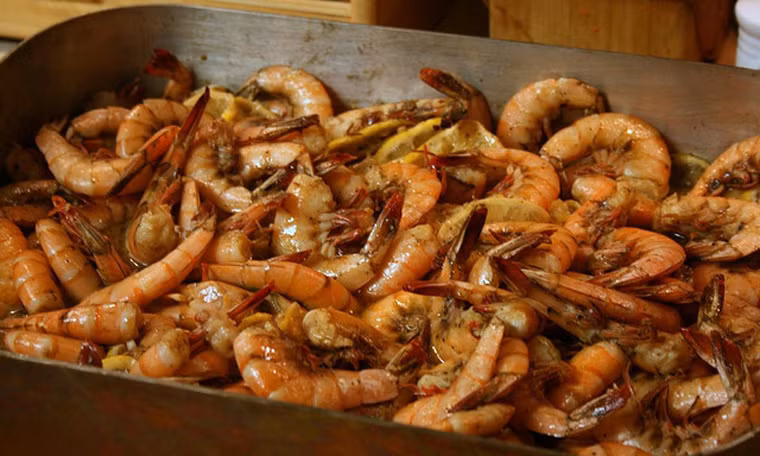 Quên cho gia vị vào tôm. Ngay cả khi luộc, bỏ qua gia vị sẽ khiến món ăn khó có được vị đậm đà. Tốt nhất, bạn nên ướp gia vị đầy đủ trước khi nấu để tôm có thể ngấm đều.