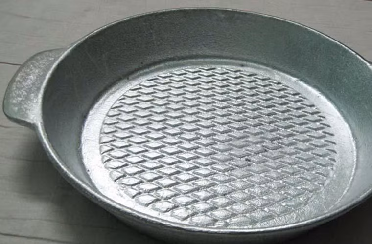 Tuyệt đối không sử dụng chảo nhôm, gang khi chế biến cà chua. Việc sử dụng nồi, chảo chất liệu nhôm, gang để chế biến khiến các loại axit trong cà chua dễ gây ra phản ứng hóa học, làm giảm hương vị đặc trưng của món ăn cũng như độ bền của dụng cụ nấu bếp.