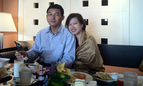 Phạm Vân Anh chụp ảnh cùng cha - ông Phạm Huy Hùng.