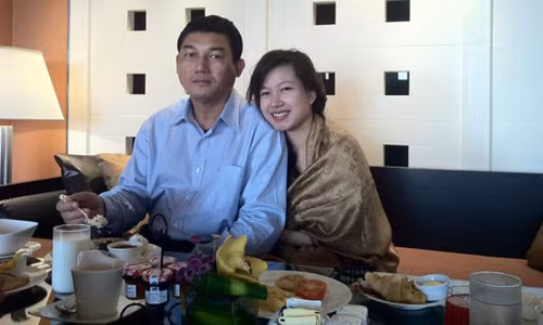 Phạm Vân Anh chụp ảnh cùng cha - ông Phạm Huy Hùng.