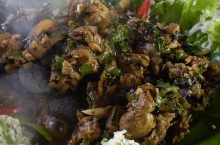 Lúc này, sức nóng của sỏi tự nhiên sẽ giúp miếng thịt trở nên mềm mại, thơm ngon, vừa dai vừa mềm, ít có món nướng nào sánh kịp.