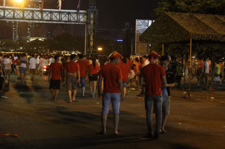 Trong lúc đá bù giờ, nhiều cổ động viên đã ra về, phần vì thất vọng, phần sợ tắc đường.