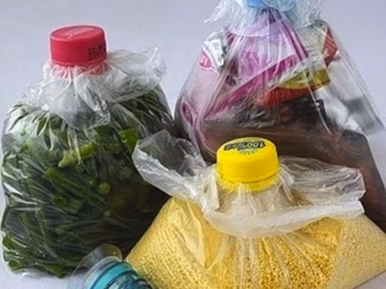 Đặt đồ ăn trong túi để bảo quản. Không chỉ loại rau mềm như xà lách, mùi, thì là… các loại trái cây và đồ ăn khác cũng nên đặt chúng trong túi, quấn một lớp giấy khô để trong tủ lạnh nhằm bảo quản tốt hơn. Hiện trên thị trường có bán loại túi này. Bạn hoàn toàn có thể tiết kiệm bằng cách tái sử dụng túi nhiều lần.