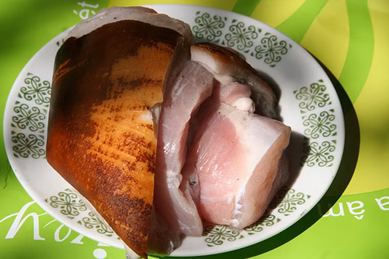 Khâu lựa chọn nguyên liệu có ý nghĩa quan trọng bởi nếu nguyên liệu quá nhiều thịt nạc dễ khiến món ăn trở nên khô xác. Trong khi miếng thịt nhiều mỡ sẽ khiến người ăn nhanh ngấy mà bỏ bữa. Miếng thịt đạt chuẩn khi hội tụ đủ phần da, mỡ và nạc.