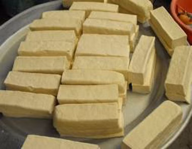 Thực tế không ít người sản xuất hám lợi, trộn thạch cao vào đậu nhằm tăng năng suất. Để phân biệt, bạn có thể nhận diện đậu phụ ngon qua độ mềm mại, màu trắng kem. Trong khi đó, đậu phụ làm bằng thạch cao khá cứng, ở môi trường bình thường sẽ bị ôxy hóa, chuyển từ màu trắng sang màu vàng. Đậu phụ càng có màu vàng càng chứa nhiều thạch cao.