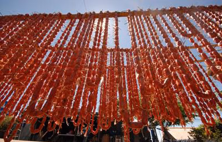 Ngoài các gia vị như hạt tiêu, tỏi, bột ngọt, đường cùng vài loại gia vị khác, tung lò mò ngon không thể thiếu phần cơm nguội, đại hồi và tiểu hồi. Đây chính là bí quyết để món ăn có được hương vị chua chua lạ miệng, “ăn đứt” loại lạp xưởng được bày bán ở chợ.