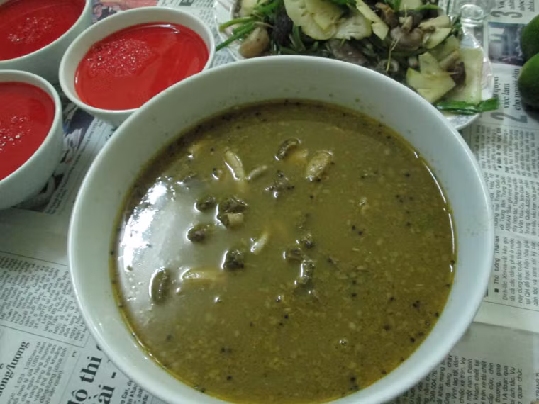 Dù “kém sắc” và sở hữu hương vị vô cùng khó ngửi nhưng nậm pịa vẫn được người dân nơi đây yêu thích. Khi ăn miếng đầu tiên, bạn có thể cảm nhận vị đắng một cách rõ rệt. Ăn miếng thứ hai, thứ ba thấy mùi mắc khén, vị ngọt của thịt, xương và vị đắng của pịa. Ai vượt qua được ác cảm ban đầu sẽ thích mê món này nhờ vị đắng nhẹ nơi cuống lưỡi; cảm giác tuyệt ngon khi ăn kèm cùng thịt luộc, rau bạc hà, rau chuối và chút rượu cần.