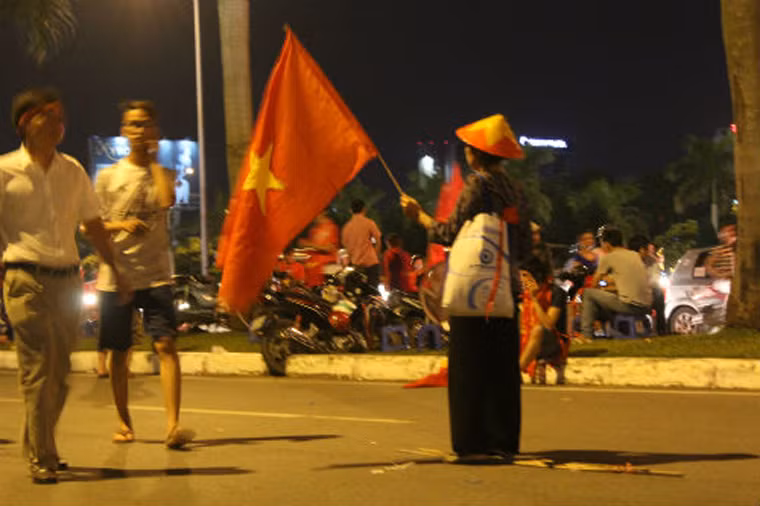 Trước giờ bóng lăn, hàng vạn cổ động viên đã có mặt chật kín trước sân vận động Mỹ Đình với pa nô, áp phích, cờ đỏ sao vàng rợp trời đã tạo nên một không khí vô cùng sôi động và náo nhiệt. Hàng triệu triệu con tim đều đang hướng về sân vận động Mỹ Đình, nơi đây như biến thành "chảo lửa" của niềm tin và sự hi vọng.