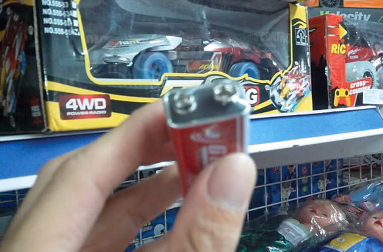 Một hôm ngủ dậy, chị thấy sàn nhà bám đầy bụi đen như bụi than, tìm nguyên nhân thì phát hiện cục pin trong rổ đồ chơi đã bị nổ tòe đầu, hở cả dây kim loại bên trong lúc nào không hay, những tờ giấy bạc để chung trong rổ cũng bị cháy sém. Đáng nói, vụ nổ diễn ra khi pin không bị kích điện, không va chạm mạnh. Rất may, không có ai bị thương trong sự cố này.