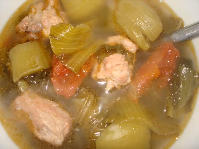 Sườn nấu dưa chua.