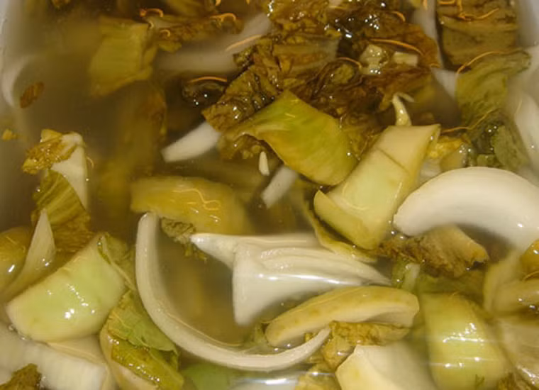 Ngoài ra, có thể ngâm đậu phụ trong nước muối dưa. Nước muối dưa giúp bảo quản đậu chừng 4-5 tháng không hỏng, khi chế biến lại rất ngon.