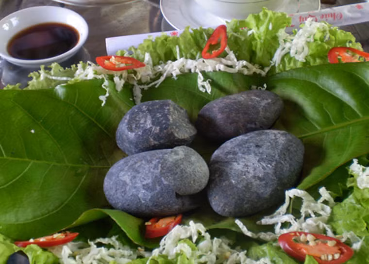 Khi thưởng thức, người ta chuẩn bị một chiếc đĩa to với nhiều loại rau củ, giữa đĩa có các hòn sỏi được nung nóng rực rồi cho toàn bộ thịt heo cho vào đĩa, phủ kín các hòn sỏi.