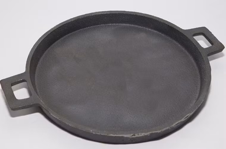 Khi rán đậu, nhiều người ngại dùng chảo gang bởi nó mất nhiều thời gian làm nóng. Tuy nhiên, chảo gang lại là lựa chọn hoàn hảo cho những ai muốn có được món gà rán đạt chuẩn. Nguyên nhân là chảo gang khá dày, giúp bạn dễ dàng kiểm soát lượng nhiệt cho món rán của mình.