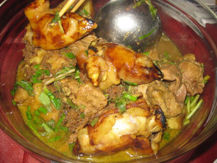 Thịt lợn giả cầy. Để làm món này, bạn cần chuẩn bị thịt ba rọi, riềng cùng các loại gia vị. Khá công phu song món ngon không ngừng hấp dẫn người ăn nhờ mùi thơm ngào ngạt cùng màu vàng ruộm bắt mắt. Khi thưởng thức kèm với lá mơ, mắm tôm, bạn sẽ nhanh chóng bị chinh phục bởi hương vị đậm đà, bùi bùi thú vị.