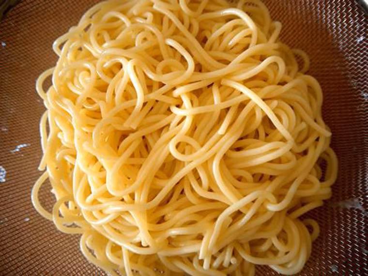 Luộc mì quá lâu. Không riêng mì, tất cả các món ăn chỉ ngon khi vừa chín tới. Thật vậy, mẻ mì luộc quá tay dễ bị nát nhừ, mất đi hình dáng tròn tròn, thon dài vốn có. Thậm chí, bạn có thể phải nhận thành quả là một nồi mì đặc quánh, không phân biệt sợi và vô cùng khó nuốt.