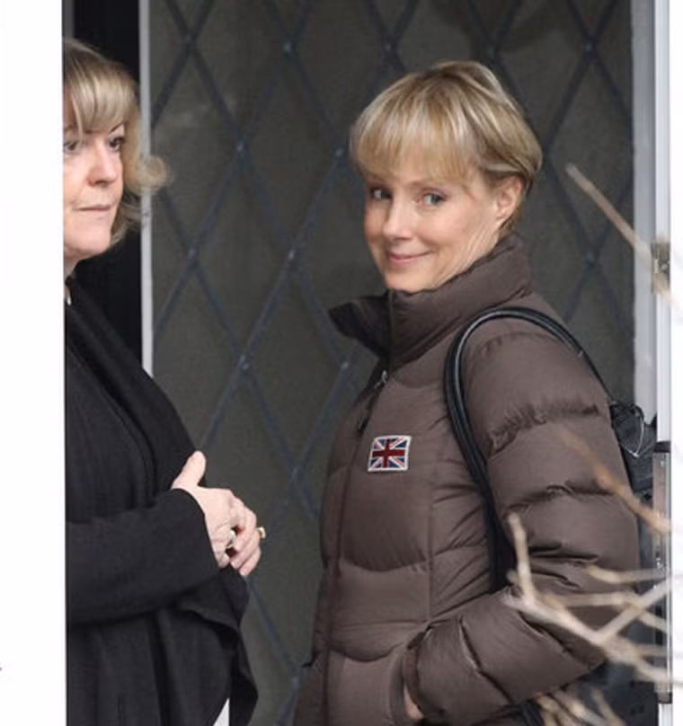 Sally Dyvenor. Nữ diễn viên tình cờ phát hiện khối u trên ngực khi đang bận rộn thực hiện những cảnh quay. Tháng 5/2014, căn bệnh tiếp tục lan ra 6 hạch bạch huyết dưới cánh tay. Không đầu hàng, cô kiên trì chạy chữa. Thậm chí, Sally còn nỗ lực cho ra mắt cuốn The Pledge Booklet ghi lại kinh nghiệm điều trị của mình và hơn 150 bệnh nhân, vô cùng hữu ích cho người ung thư.