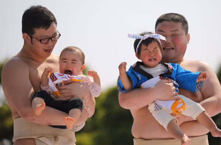 Người ta tổ chức cuộc thi “Bé khóc cùng sumo” với niềm tin những đứa trẻ sơ sinh khóc to và trong thời gian dài có tác dụng xua đuổi ma quỷ, mang lại sự phát triển lành mạnh.