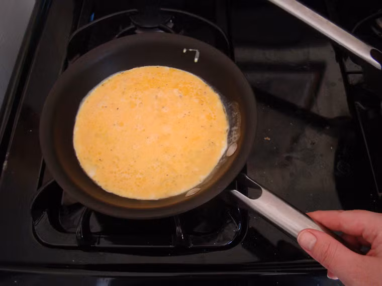 Sử dụng chảo sai kích cỡ. Sử dụng kích thước chảo phù hợp giúp món ốp, tráng nở đều, tơi xốp. Nếu sử dụng chảo quá to, lớp trứng dễ bị dàn mỏng, nhanh bị cháy sém. Trong khi đó, một chiếc chảo quá nhỏ khiến miếng trứng trở nên dày cộp. Tốt nhất, bạn chỉ nên tráng 2 quả trứng với chiếc chảo rộng khoảng 20cm.