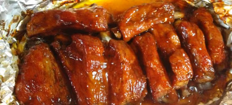 Thịt lợn nướng mật ong. Được chế biến với mật ong, đường trắng, nâu cùng các gia vị khác, thịt lợn nướng mật ong là một trong những đặc sản trứ danh tại Quảng Đông. Chính sự cầu kỳ suốt quá trình chế biến cùng hương vị đặc biệt khiến món ăn dễ dàng “hớp hồn” người thưởng thức.