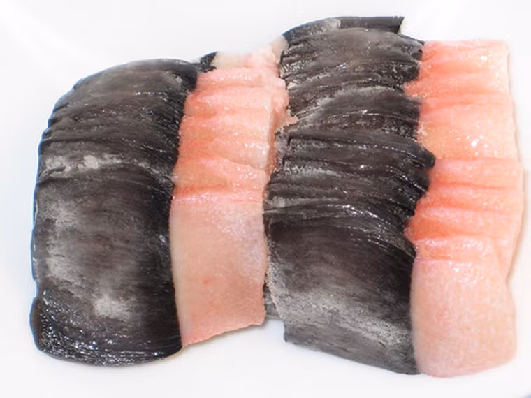 Khi có nguyên liệu, người dân nơi đây nhanh chóng tiến hành làm thịt con vật. Dùng dao sơ chế, để riêng phần mỡ và da của chúng.