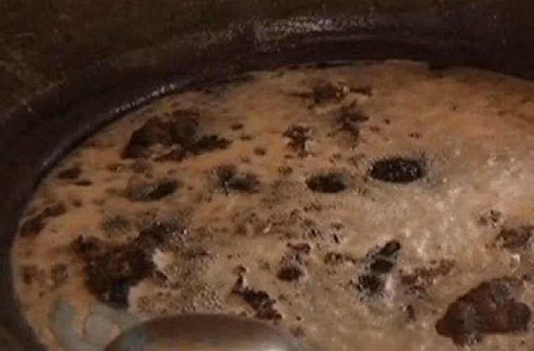 Đây không vụ bê bối duy nhất liên quan đến dầu bẩn. Lần đầu tiên người ta phát hiện ra loại dầu cống kinh dị này là năm 1985 tại Đài Loan. Ở đây, cơ quan chức năng đã tóm gọn 22 đối tượng tham gia tái chế dầu hơn 10 năm trong một trụ sở tại Đài Bắc. Mức án cao nhất đưa ra cho những kẻ hám lợi không lương tâm chỉ 7 năm tù.