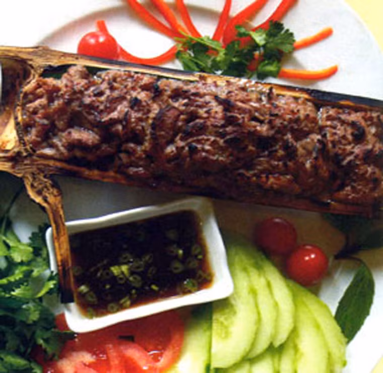 Cuối năm, khi mọi việc đồng áng tạm gác lại, người dân Tây Nguyên lại nhộn nhịp với mùa lễ hội. Đây không chỉ là dịp vui chơi thỏa thích mà còn là cơ hội để bà con nơi đây thể hiện nghệ thuật ẩm thực phong phú, chiêu đãi người phương xa những món ăn đậm chất núi rừng.