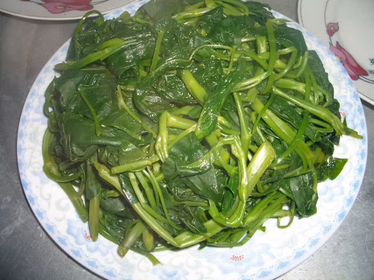 Không nên ninh đồ ăn quá nhừ. Với nhiều thực phẩm, đặc biệt là rau xanh, ninh nhừ là ý tưởng tồi bởi các vitamin và khoáng chất trong chúng sẽ nhanh chóng bị mất đi. Đồng thời, bạn cũng không nên chế biến đồ ăn chưa đủ chín để thưởng thức, ảnh hưởng không tốt đến sức khỏe. Thay vào đó, chỉ nên canh chừng đồ ăn vừa chín tới thì tắt bếp.