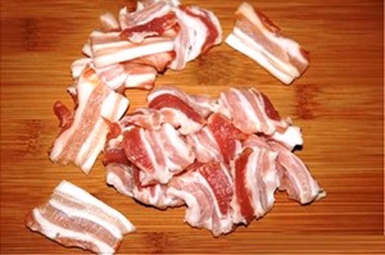 Bên cạnh sự cầu kỳ trong khâu chọn nguyên liệu, để món ăn có mùi vị đặc trưng hấp dẫn, những miếng thịt được ướp chung với tiêu, hành, tỏi, ớt, ngò, bột ngọt… chừng 15 phút cho ngấm đều.