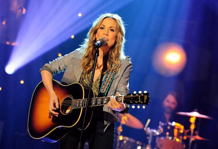 Sheryl Crow. Với vẻ mặt tràn đầy sức sống, ít ai biết Sheryl từng hai lần điều trị ung thư. Năm 2006, cô đánh bại ung thư vú và năm 2011 tiếp tục chiến đấu với một khối u não. Sau khi trải qua cơn bạo bệnh, Sheryl rời New York, mua một trang trại tại Nashville, Tennessee cùng với hai người con trai nuôi.