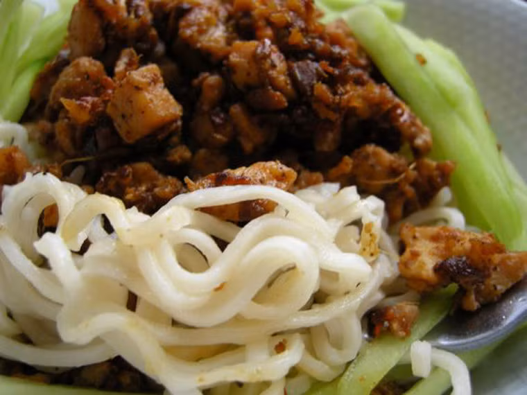 Mì Zha Jiang. Sợi mì được làm bởi các đầu bếp chuyên nghiệp. Ở Bắc Kinh, mì có thể ăn kèm với nước dùng nóng hổi. Tuy nhiên, cách thưởng thức phổ biến hơn cả là trộn đều mì khô với nước sốt thịt lợn băm nhỏ và các loại rau tươi. Trong số các địa chỉ ăn uống, Nhà hàng Hai Wan Ju (số 11, Zengguang Lu, Quận Haidian) là nổi tiếng hơn cả.